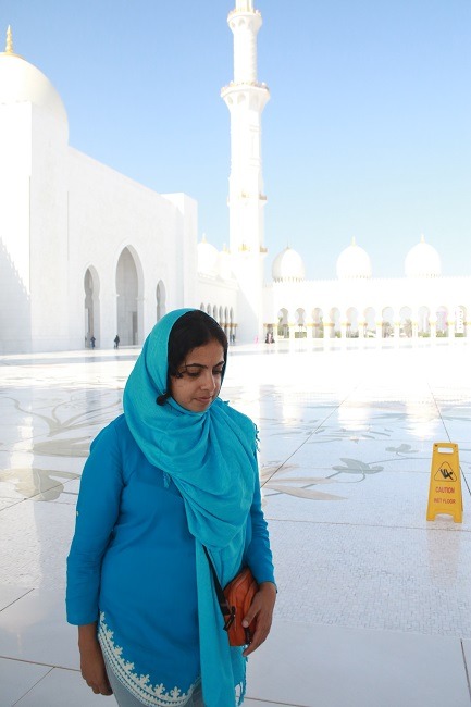 The shopkeeper quickly brought me up to dress code to tour the Grand mosque  like an Emirati. #victorekpuk #sheikzayedmosque #abudhabi #... | Instagram